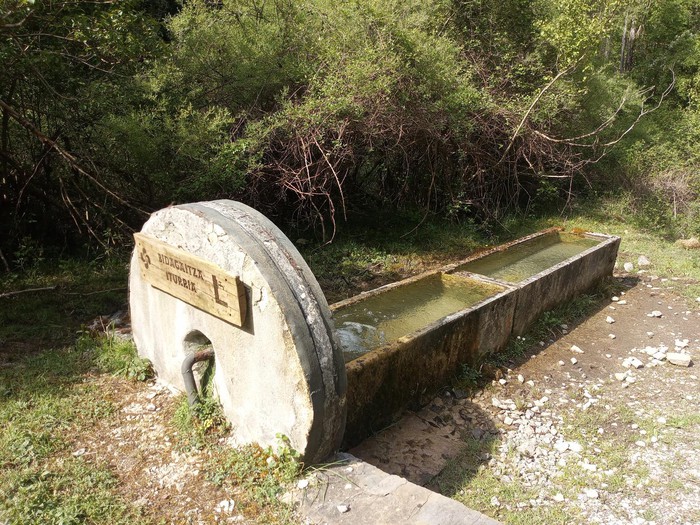 Fuente en forma de asca con una gran piedra circular